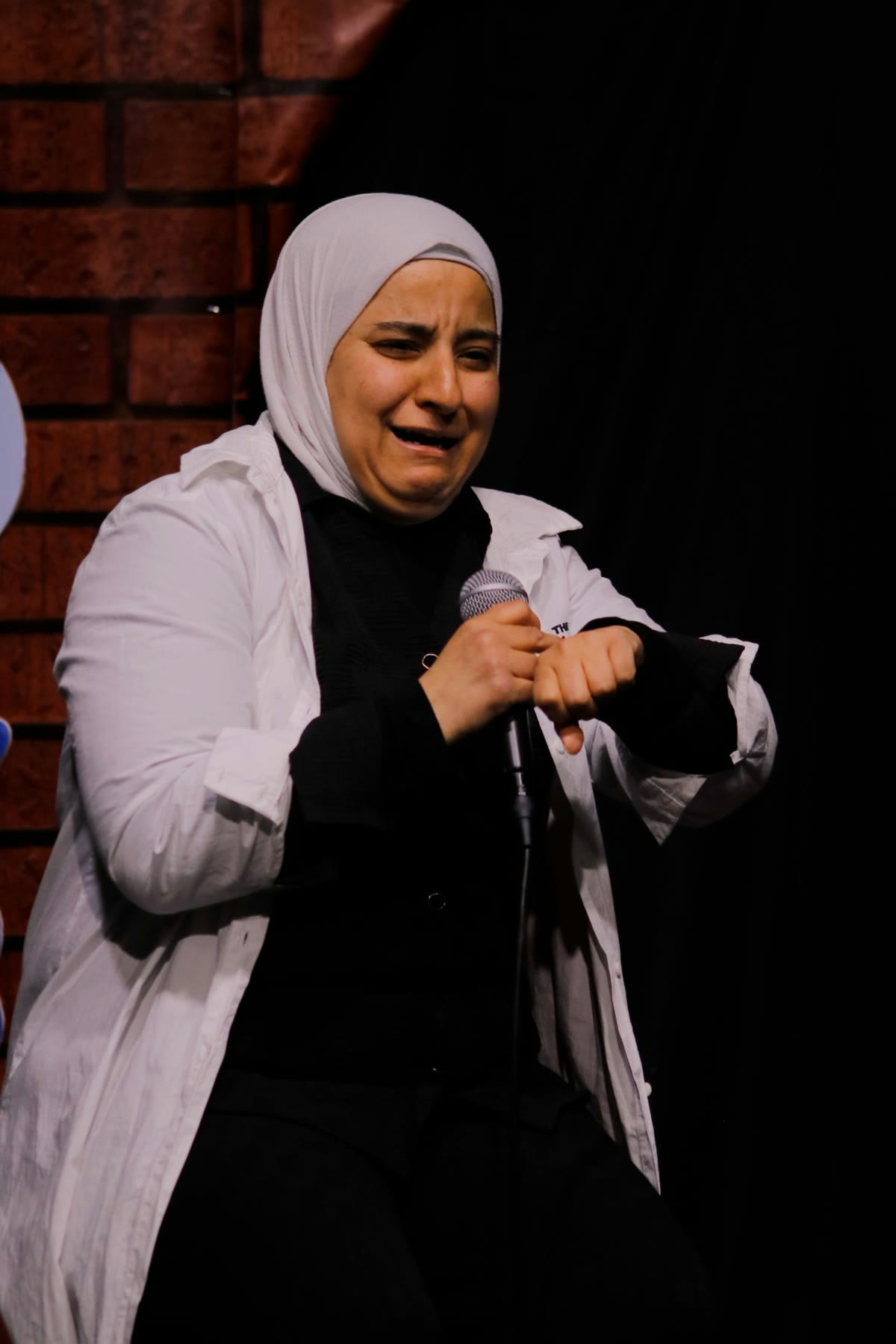 لقطة قريبة من الأداء الكوميدي